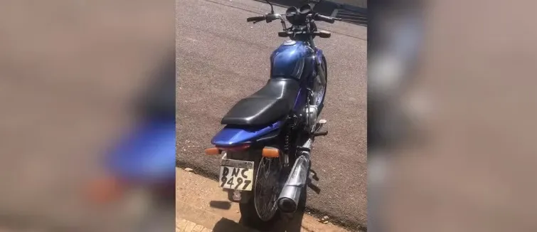 Mulher é abordada enquanto pilotava moto com placa pintada à mão 