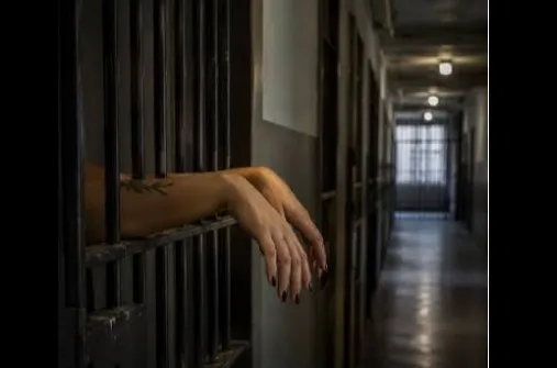 Mulher é condenada a 7 anos e meio de prisão por matar colega a facadas em Paranaíba