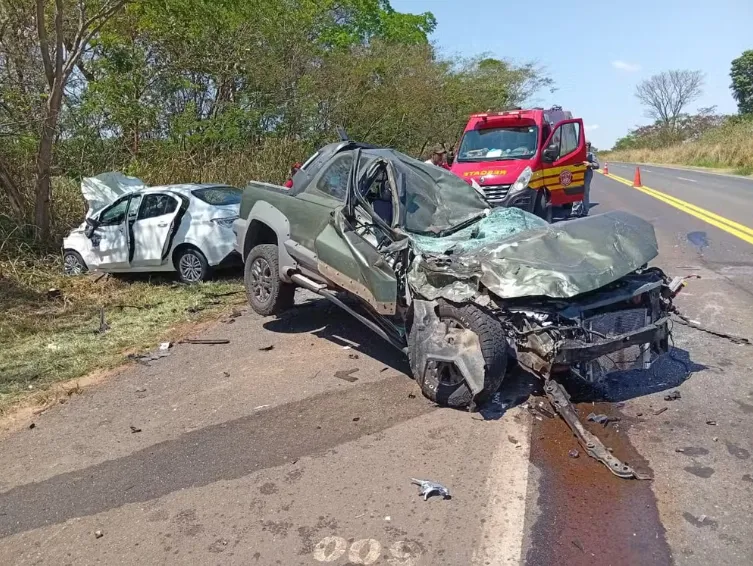 Acidente entre dois carros e caminhão deixa feridos em rodovia