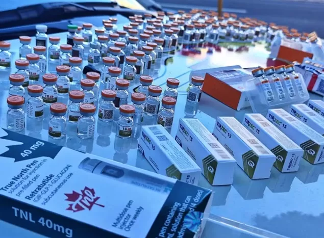 Mulher é presa com medicamentos para emagrecer escondidos em pelúcia, ovo de Páscoa e travesseiro