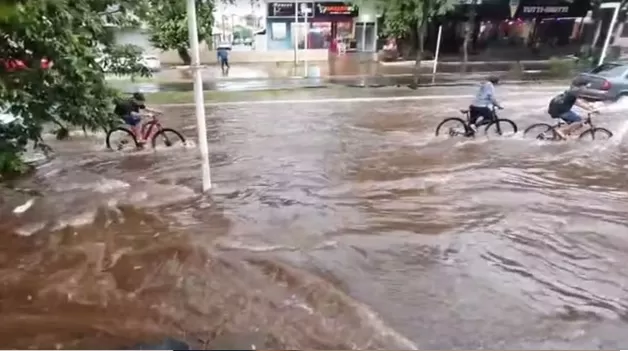 Motoristas se arriscam em meio a alagamentos durante chuva em Ilha Solteira
