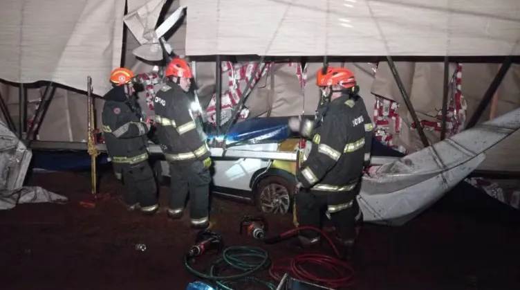 Caminhão tomba sobre van em rodovia no interior de SP