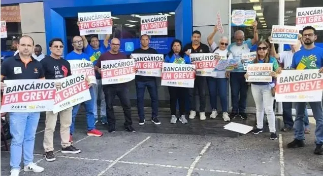 Funcionários da Caixa rejeitam proposta e greve continua; como ficam as contas e benefícios?