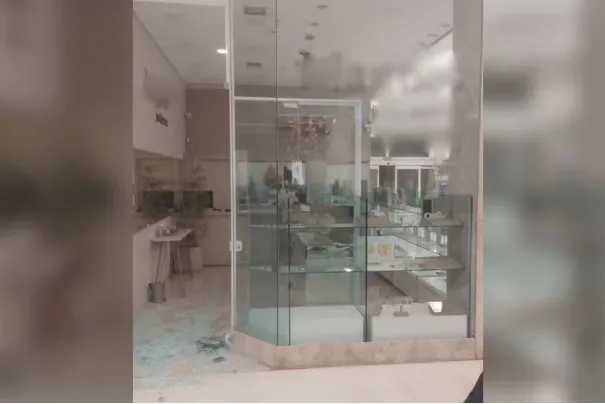 Bandidos arrombam joalheira e furtam relógios e semijoias após invadirem shopping em Araçatuba