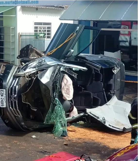 Grave acidente deixa motorista presa nas ferragens na Avenida Francisco Jalles